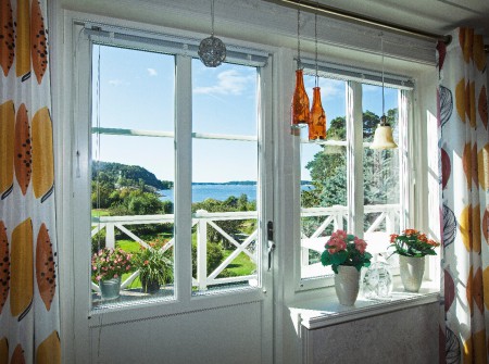 Fönsterdörr och vridfönster med intergrerad fönsterbänk